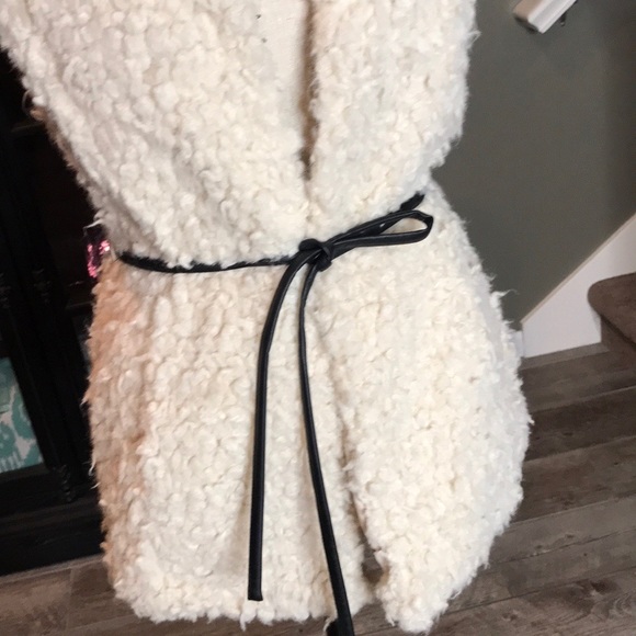 NWOT H&M Sherpa fuzzy cream vest with belt size Small - Picture 3 of 6